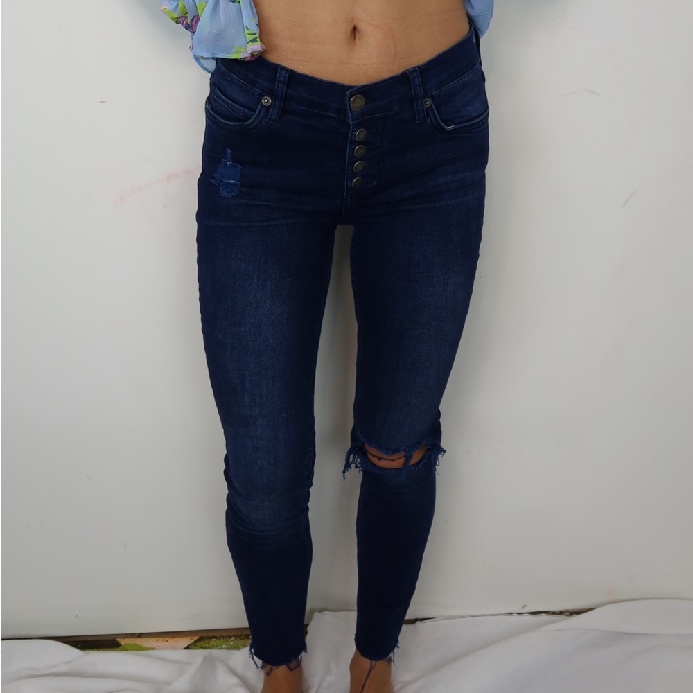 Dark stretchy skinny jeans w/one ripped knee distressed pocket & frayed bottoms